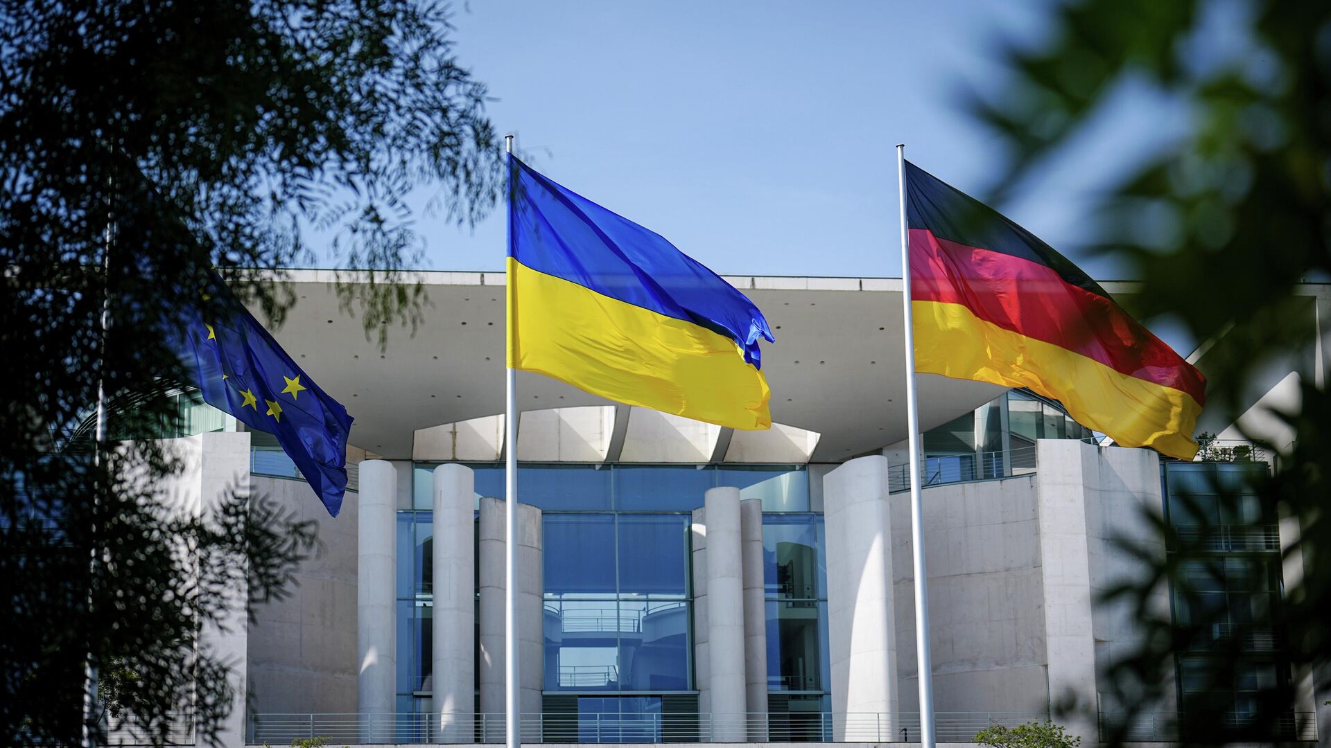 Флаги Украины и Германии в Берлине