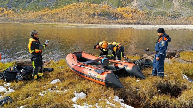 Экстренные службы на берегу озера Амудиса в Забайкалье, где во время поездки на вездеходе погибли пятеро мужчин