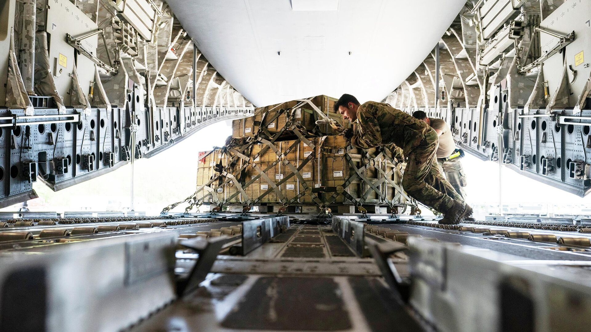 Погрузка военной помощи для Украины на авиабазе Дувр - РИА Новости, 1920, 16.10.2025