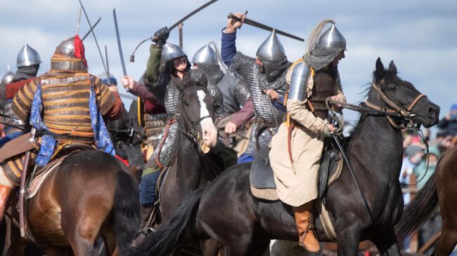 Участники театрализованной реконструкции эпизода средневекового сражения во время военно-исторического фестиваля Поле Куликово в рамках праздничных мероприятий, посвященных 640-й годовщине Куликовской битвы