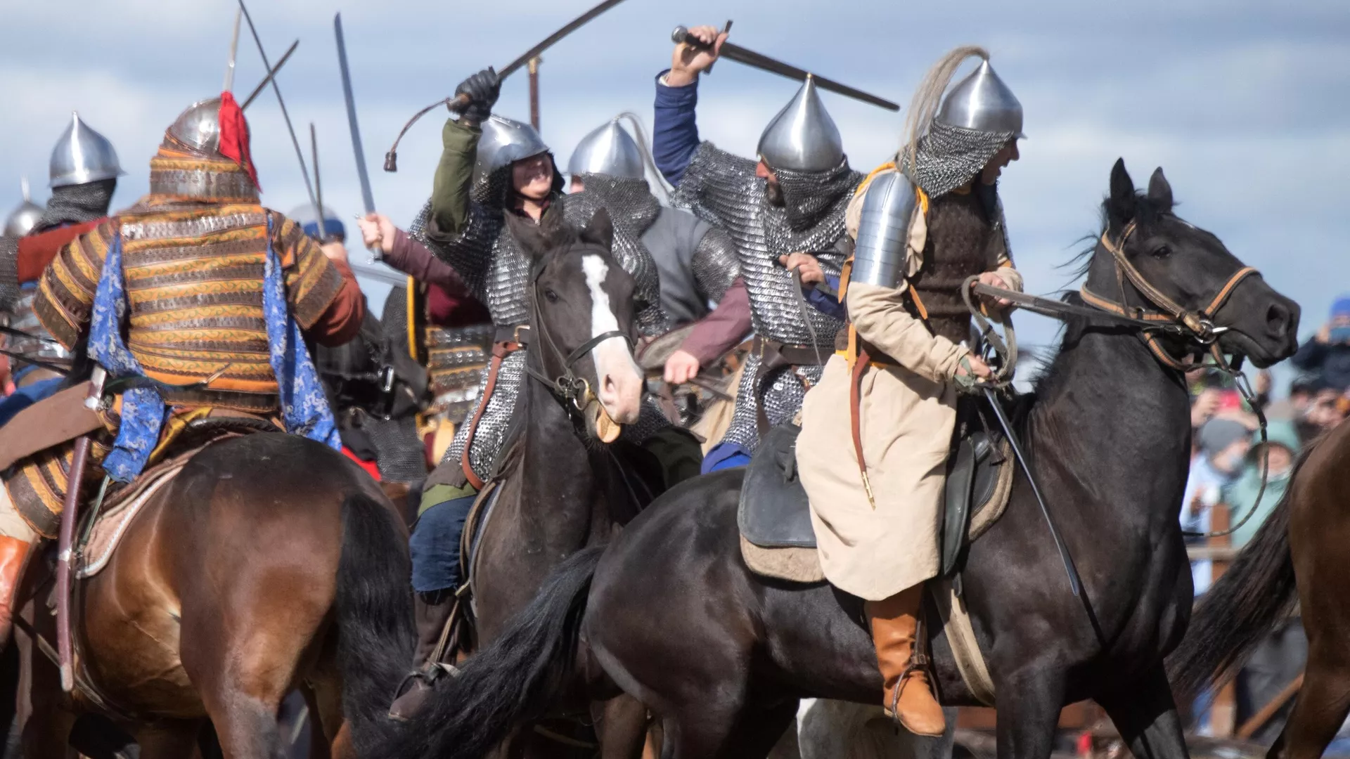 Участники театрализованной реконструкции эпизода средневекового сражения во время военно-исторического фестиваля `Поле Куликово`