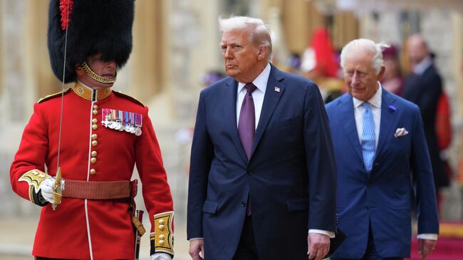 Дональд Трамп и Карл III обходят строй Почётного караула после прибытия в Виндзорский замок в Виндзоре Дональд Трамп и Карл III обходят строй Почётного караула после прибытия в Виндзорский замок в Виндзоре