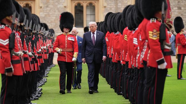 Президент США Дональд Трамп и король Великобритании Карл III обходят строй Почётного караула после прибытия в Виндзорский замок в Виндзоре. 17 сентября 2025 Президент США Дональд Трамп и король Великобритании Карл III обходят строй Почётного караула после прибытия в Виндзорский замок в Виндзоре. 17 сентября 2025