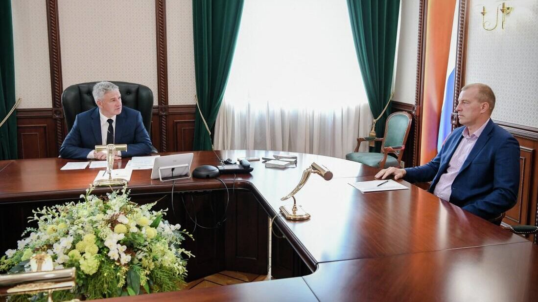 Рабочая встреча главы Карелии Артура Парфенчикова и руководителя группы компаний Биоэн Олега Максимова Рабочая встреча главы Карелии Артура Парфенчикова и руководителя группы компаний Биоэн Олега Максимова - РИА Новости, 1920, 17.09.2025