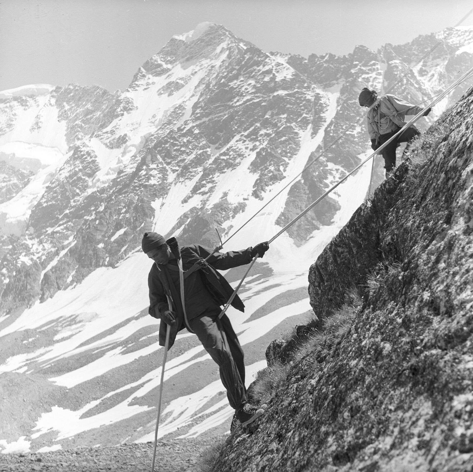Альпинисты тренируются в технике скалолазания в горах - РИА Новости, 1920, 17.09.2025