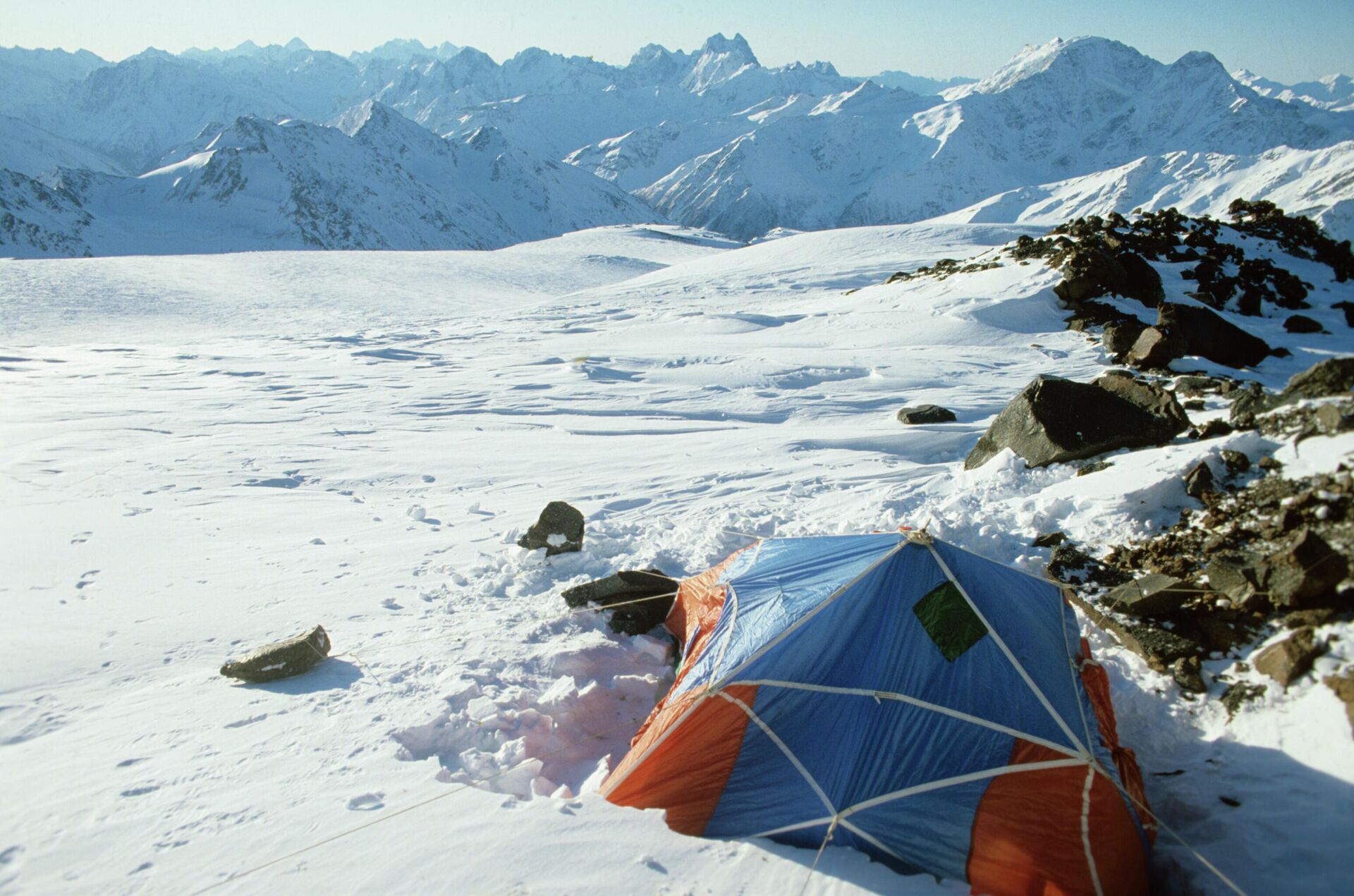 Базовый лагерь советских альпинистов для подготовки к восхождению на Эверест - РИА Новости, 1920, 17.09.2025