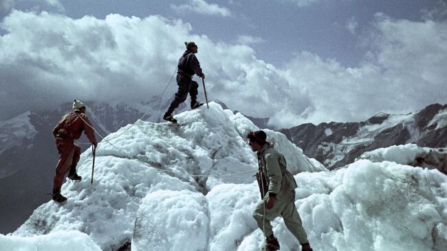 Восхождение советских альпинистов