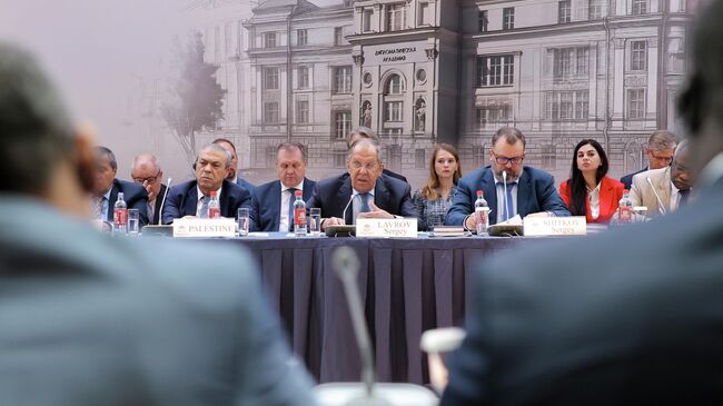 Министр иностранных дел РФ Сергей Лавров выступает на посольском круглом столе Украинский кризис. Соблюдение целей и принципов Устава ООН