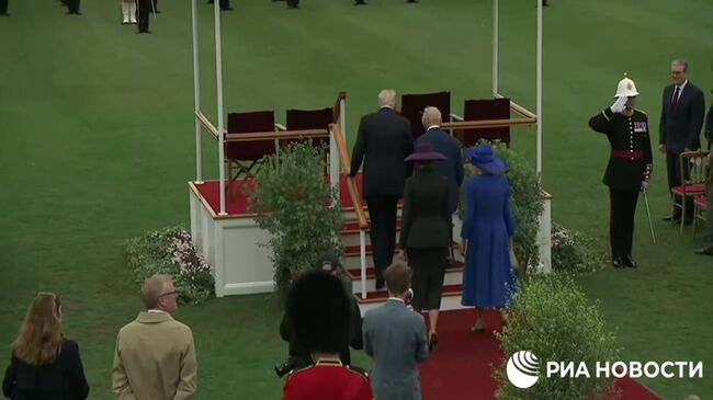 Трамп хлопает по спине короля Карла III Трамп хлопает по спине короля Карла III