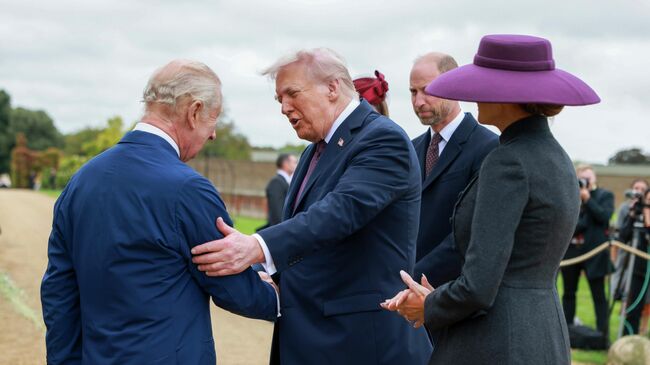 Президент США Дональд Трамп и король Великобритании Карл III во время встречи