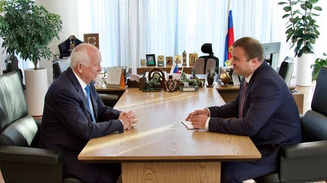 Виталий Хоценко и Сергей Чемезов во время встречи