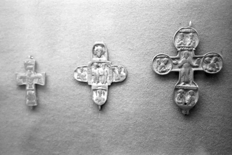 Нагрудные кресты русских воинов, участников Куликовской битвы