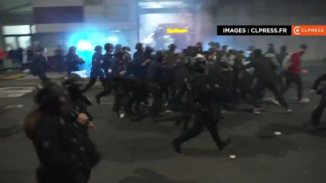 Разгон полицией протестующих в Париже 