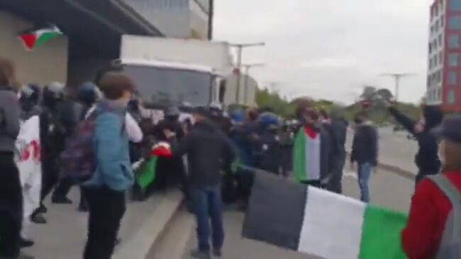 Студенты заблокировали завод компании Thales. Кадры из Ренна  Студенты заблокировали завод компании Thales. Кадры из Ренна