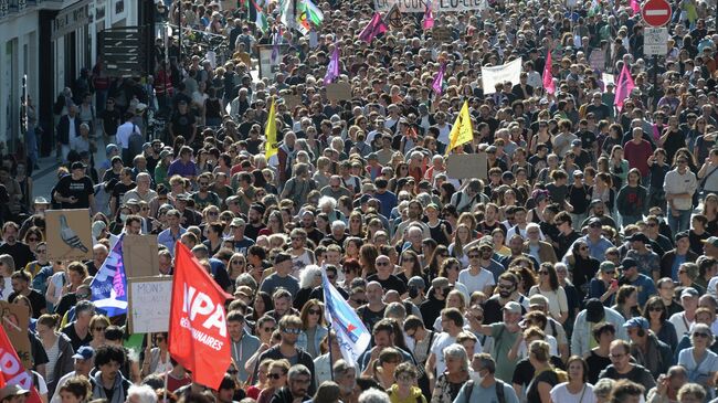 Участники акции протеста, организованной крупнейшими профсоюзами против сокращения бюджета, в Нанте, Франция