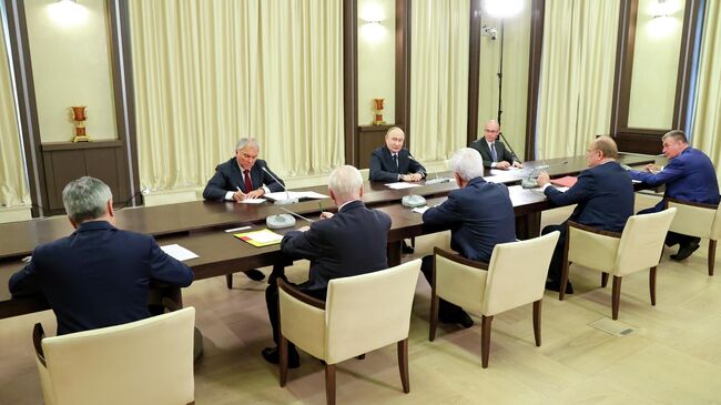 Президент РФ Владимир Путин проводит встречу с руководителями фракций политических партий в Госдуме РФ Президент РФ Владимир Путин проводит встречу с руководителями фракций политических партий в Госдуме РФ