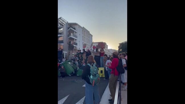 Студенты и школьники во Франции блокируют входы в свои учебные заведения