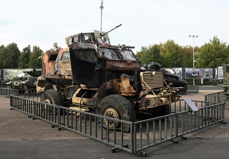 Сгоревший бронеавтомобиль MRAP International MaxxPro производства США на открытии экспозиции СВО. Zащитники Отечества на открытой площадке Музея Г.О.Р.А. в Парке Победы в Москве