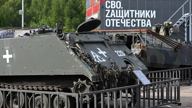 Бронетранспортер М113 производства США на открытии экспозиции СВО. Zащитники Отечества на открытой площадке Музея Г.О.Р.А. в Парке Победы в Москве
