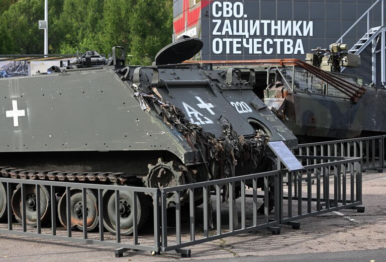 Бронетранспортер М113 производства США на открытии экспозиции СВО. Zащитники Отечества на открытой площадке Музея Г.О.Р.А. в Парке Победы в Москве