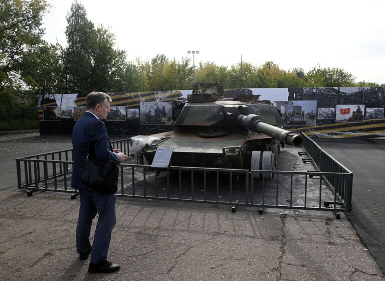 Посетители возле уничтоженного танка M1A1SA Ambrams на открытии экспозиции СВО. Zащитники Отечества на открытой площадке Музея Г.О.Р.А. в Парке Победы в Москве