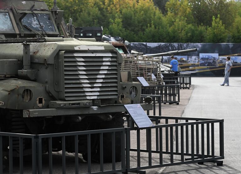 Бронеавтомобиль Сougar 4x4 производства США на открытии экспозиции СВО. Zащитники Отечества на открытой площадке Музея Г.О.Р.А. в Парке Победы в Москве