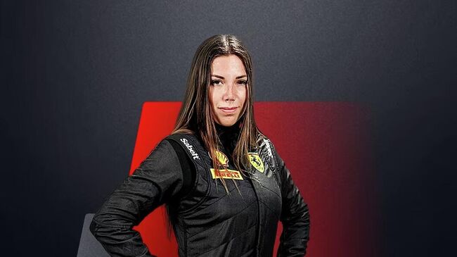 Швейцарская автогонщица Лора Вилларс