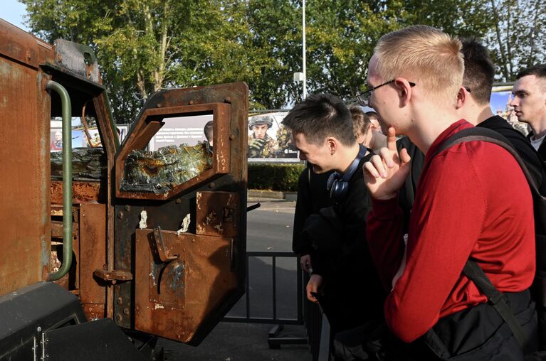 Посетители на открытии экспозиции СВО. Zащитники Отечества на открытой площадке Музея Г.О.Р.А. в Парке Победы в Москве