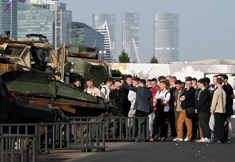 Посетители на открытии экспозиции СВО. Zащитники Отечества на открытой площадке Музея Г.О.Р.А. в Парке Победы в Москве