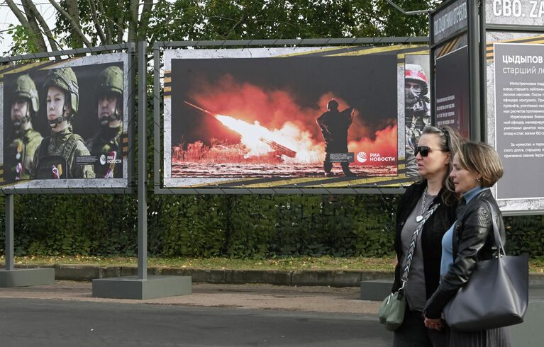 Посетители на открытии экспозиции СВО. Zащитники Отечества на открытой площадке Музея Г.О.Р.А. в Парке Победы в Москве