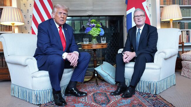 Дональд Трамп во время встречи с Киром Стармером