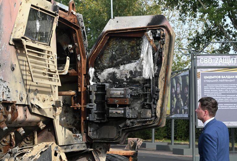 Посетитель на открытии экспозиции СВО. Zащитники Отечества на открытой площадке Музея Г.О.Р.А. в Парке Победы в Москве