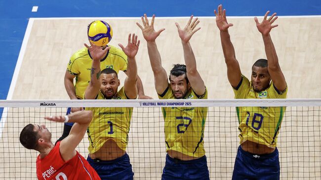 Волейболисты сборной Бразилии в защите во время чемпионата мира 2025 гола