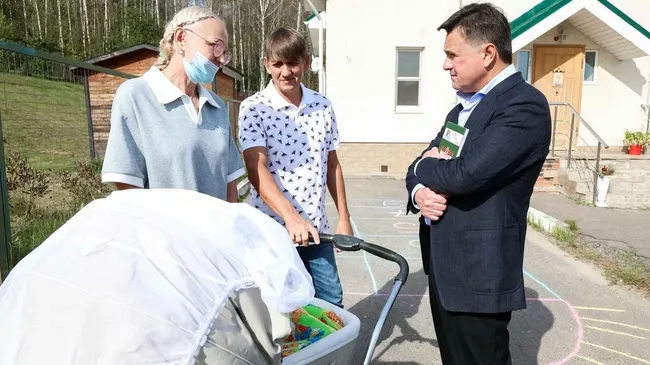 Воробьев посетил многодетную семью, воспитывающую особенных детей в деревне Райсеменовское