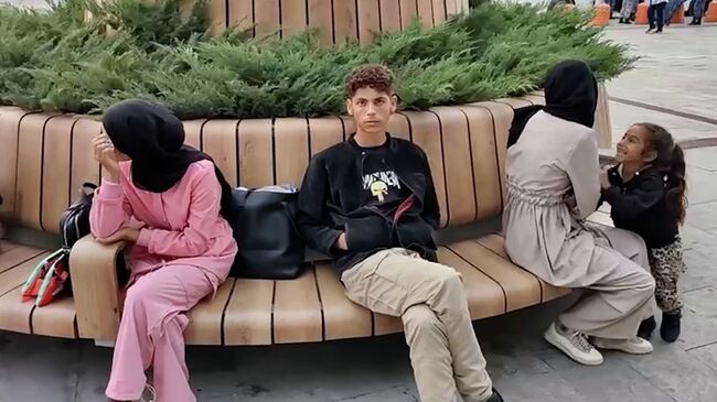 Первая семья россиян, эвакуированных из сектора Газа, в аэропорту Домодедово