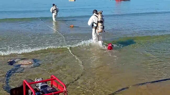 Работа водолазов по сбору мазута с морского дна у берегов Анапы