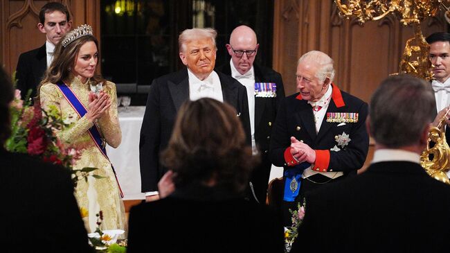 Король Карл III и принцесса Уэльская Кэтрин приветствуют президента США Дональда Трампа во время государственного банкета в Виндзорском замке Король Карл III и принцесса Уэльская Кэтрин приветствуют президента США Дональда Трампа во время государственного банкета в Виндзорском замке