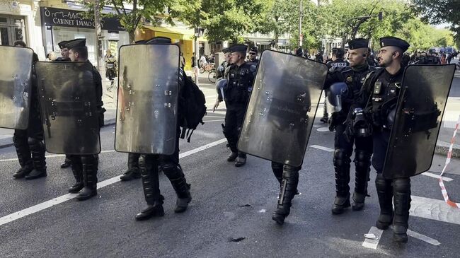Полицейские во время акции протеста на одной из улиц в Париже