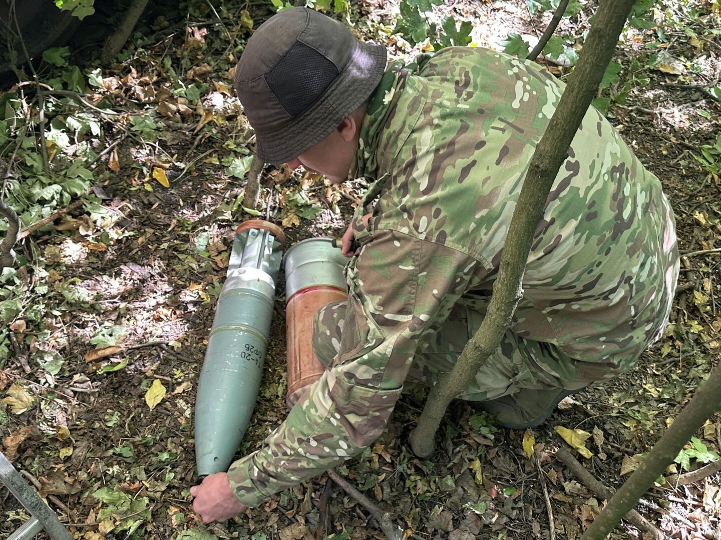 Танкист готовит 125-миллиметровый снаряд Танкист готовит 125-миллиметровый снаряд