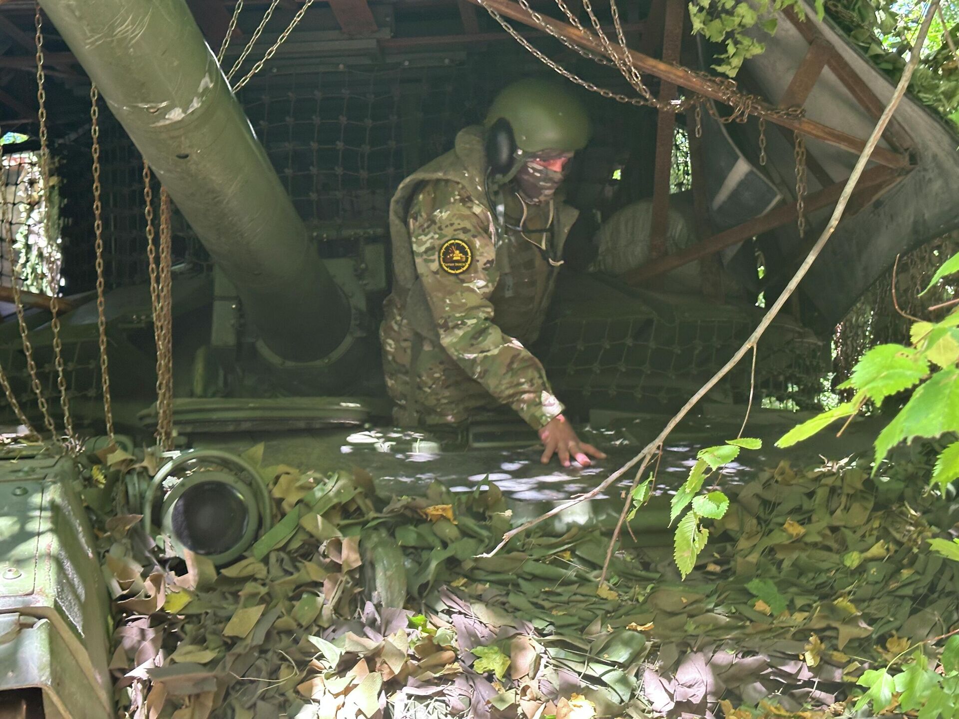 Механик-водитель забирается в танк Механик-водитель забирается в танк