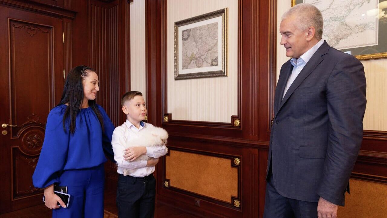 Глава Крыма Сергей Аксенов вручил подарок от имени российского президента Кириллу Пономаренко - РИА Новости, 1920, 19.09.2025