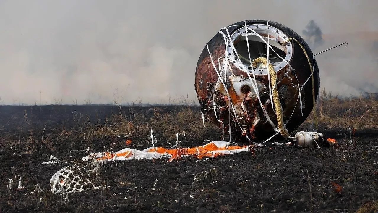 Спускаемый аппарат Бион-М №2 после посадки в Оренбургской области.