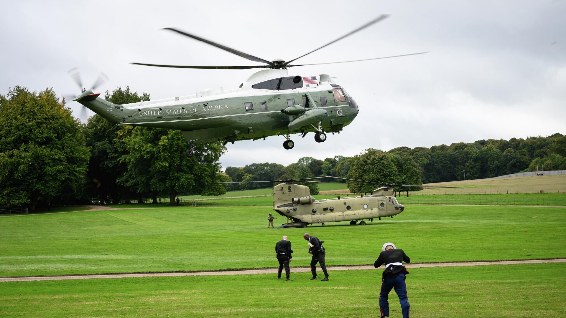 Вертолет президента США Донадьда Трампа приземляется в загородной резиденции британского премьер-министра. 18 сентября 2025 года - РИА Новости, 1920, 19.09.2025