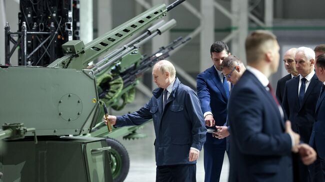 Президент РФ Владимир Путин во время осмотра экспозиции образцов вооружений и военной техники на территории ПАО Мотовилихинские заводы в Перми