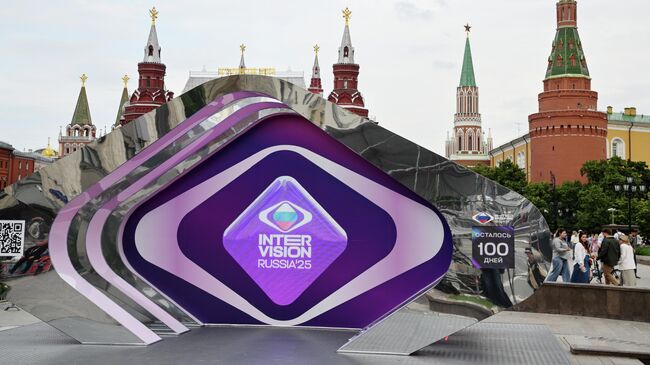Часы обратного отсчета дней до начала музыкального конкурса Интервидение-2025, установленные на Манежной площади в Москве