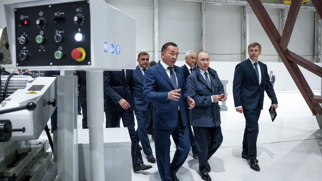 Президент России Владимир Путин во время осмотра территории ПАО Мотовилихинские заводы в Перми