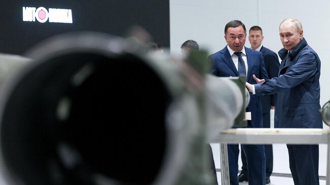 Президент России Владимир Путин во время осмотра экспозиции образцов вооружений и военной техники на территории ПАО Мотовилихинские заводы в Перми