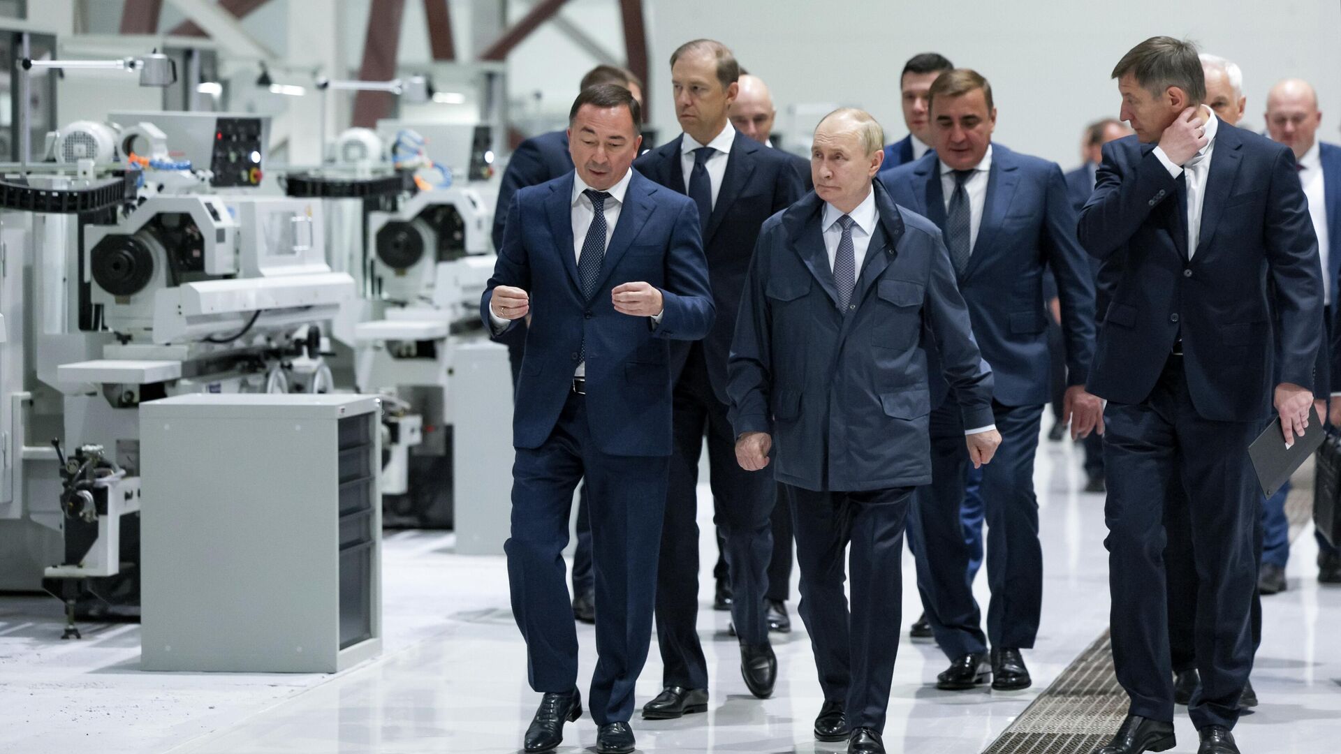 Президент России Владимир Путин во время осмотра территории ПАО Мотовилихинские заводы в Перми