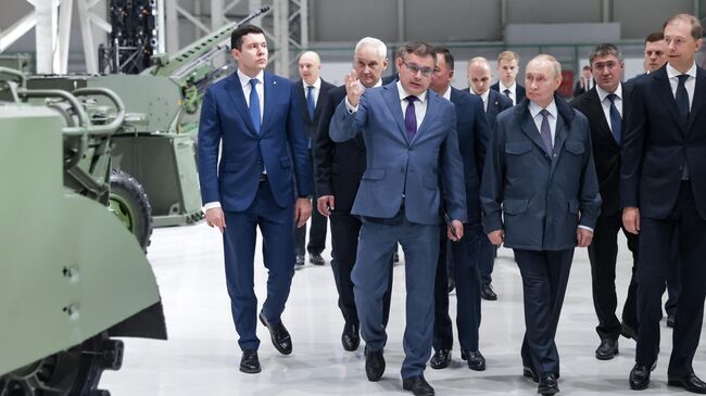 Президент России Владимир Путин во время осмотра экспозиции образцов вооружений и военной техники на территории ПАО Мотовилихинские заводы в Перми