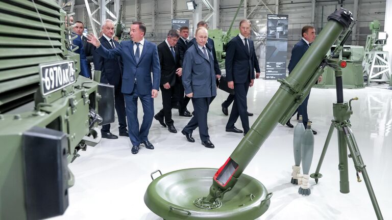Президент России Владимир Путин во время осмотра экспозиции образцов вооружений и военной техники на территории ПАО Мотовилихинские заводы в Перми